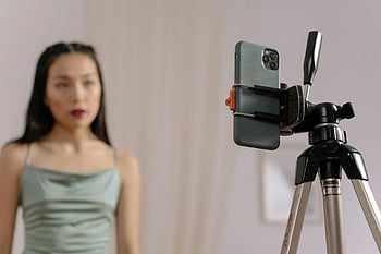 selektivní zaměření, mobilní telefon, stativ, vlogging, krytý, chytrý telefon, žena, Tvorba obsahu, Mobilní nastavení, video blogování, vnitřní vlog