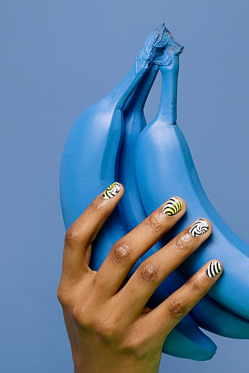 ruka hospodářství, pěstěné nehty, Vibrující modré banány, odpovídající pozadí, umělecké kompozice, kreativní fotografie, umění nail, Modré banány, ruční umění, unikátní fotografie, barevné umění