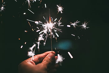 sparkler, notte, mano che regge, festivo, temi di vacanza, raggiante, brillante, celebrazione, fuochi d'artificio, sfondo scuro, scintille