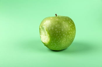 Grannysmith Apple, Pokousané jablko, zelené jablko, čerstvé jablko, zdravé jídlo, design potravin, Jednoduchý zelený povrch, Zdravé stravování, Apple kousnutí, zelené pozadí, ovocné fotografie