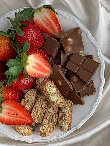 cioccolatini, fragole, biscotti, distesa piatta, piatto bianco, dolce, spuntino, fotografia di cibo, dolci, fragole al cioccolato