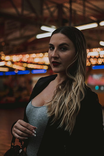 dámská černá košile s výstřihem, módní žena, Vnitřní móda, bokeh světla, náladová atmosféra, Stylová pozice, Neformální outfit, moderní móda, vnitřní osvětlení, módní fotografie, trendy oblečení