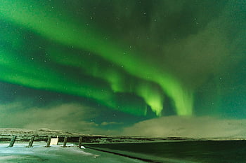 Aurora boreal, terreno coberto de neve, céu noturno, paisagem de inverno, aurora verde, noite estrelada, maravilha natural, Luzes polares, cenário de inverno, Night Aurora