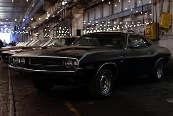 mobil otot hitam, Vintage Dodge Challenger, Garasi Industri, mobil klasik, nostalgia, Keanggunan mobil, garasi parkir, Hitam menghindar, mobil antik, pengaturan garasi, mobil otot