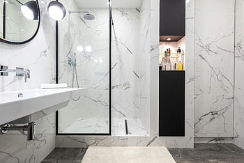 moderní koupelna, mramorové stěny, Skleněná sprcha, Stylové příslušenství, Elegantní koupelna, umývadlo, domácí interiér, mramorové obklady, Design koupelny, sprchová kabina