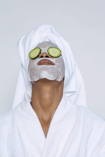 Máscara facial, Rebanadas de pepino, tratamiento de spa, escena serena, tratamiento facial, túnica blanca, envoltura de toalla, terapia de belleza, rutina de cuidado de la piel, relajación, día de spa
