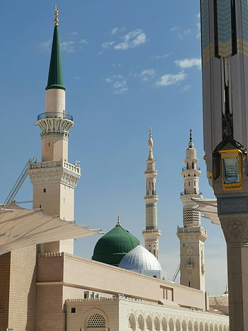 Al-Masjid an-Nabawi, Minarette, Medina, klarer blauer Himmel, ikonische Aufnahme, Kuppel, islamische Architektur, Saudi Arabien, Religiöse Stätte, Historisches Wahrzeichen, Moschee