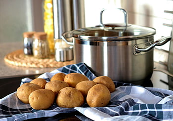 patate, pentola in acciaio inossidabile, patate fresche, stoffa, cucina moderna, cucinando, utensili da cucina, preparazione del cibo, pentola inossidabile, piatto di patate, scena della cucina