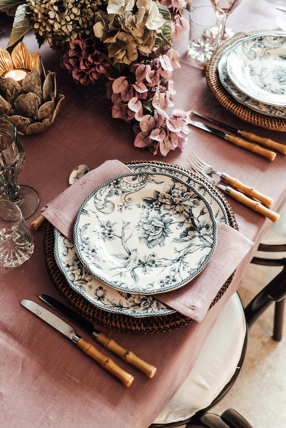 nastavení tabulky, Vintage květinové desky, Bambusové příbory, květinové aranžmá, Krásně uspořádaný stůl, rustikální nádobí, Elegantní stolní výzdoba, Nastavení vintage tabulky, Nastavení květinového stolu, bambusové nádobí, vinobraní desky