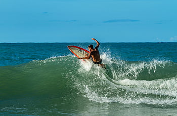 Surfen, Surfer, große Wellen, Dynamische Bewegung, Aufregung, Wellenreiten, Surfbrett, Ozean, Wassersport, Action-Schuss, Strandaktivität