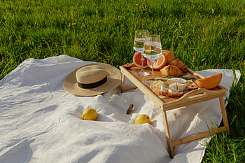 stół piknikowy, jedzenie na kocu, letni piknik, ser, ciastka, owoce, trawiaste pole, Konfiguracja piknikowa, jadalnia na świeżym powietrzu, Kapelusz piknikowy, kieliszki do wina
