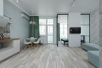 moderní byt, Vzhled interiéru, kuchyně, gauč, Prostorný byt, Stylový byt, lehké nábytek, elegantní design, Současný byt, dřevěné podlahy, obývací pokoj