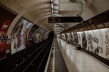 piattaforma della metropolitana vuota, metropolitana di Londra, stazione della metropolitana, piattaforma vuota, segni, annunci, croce incantatrice, rotaie, piattaforma di stazione