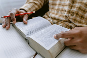 人、 鉛筆、 読む、 本、 手、 聖書を開く、 メモをとる、 調査、 宗教的な文章、 習う、 教育