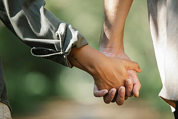 手を繋いでいるカップル、 柔らかい瞬間、 愛とつながり、 屋外、 パーク、 認識できないカップル、 ロマンチックなシーン、 手をつないで、 愛情深いカップル、 屋外カップル、 ロマンチックなジェスチャー