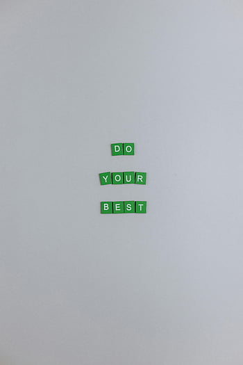 zöld scrabble csempe, fehér felület, motivációs üzenet, Tedd meg a legjobbat, zöld betűs csempék, fehér háttér, inspiráló idézet, levél csempe, zöld csempe, fehér asztal, motivációs idézet