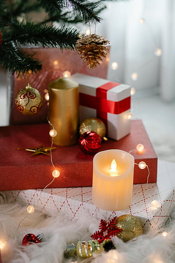 scena di Natale, scatole regalo, candele accese, decorazioni festive, ornamenti, albero di Natale, luci natalizie, regali rossi, ornamenti d'oro, Atmosfera festosa, regali di Natale