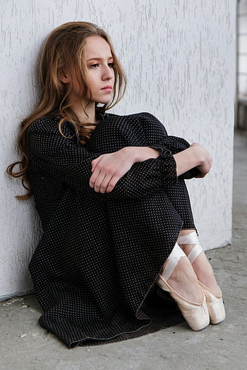 Portrét mladé ženy, Promyšlená balerína, polka dot šaty, baletní boty, sedí proti zdi, Mladá balerína, tanečník baletu, Polka Dot Outfit, baletní oděv, mladý tanečník, Promyšlená pozice