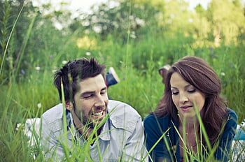 uomo e donna, sdraiato sull'erba, giorno soleggiato, all'aperto, coppia sorridente, campo d'erba, godersi la natura, coppia in natura, Rilassamento all'aperto, coppia felice, Sunny Outdoor Scene