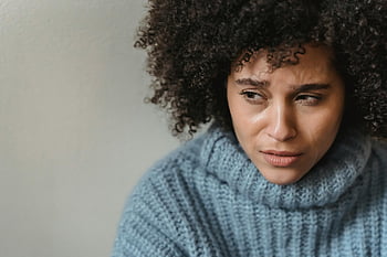 امرأة عرقية حساسة،  شعر مجعد،  صورة الاستوديو،  امرأة عاطفية،  سترة زرقاء،  تصوير داخلي،  تفكير عميق،  التأمل،  قريب،  الاستوديو الداخلي،  التعبير العاطفي