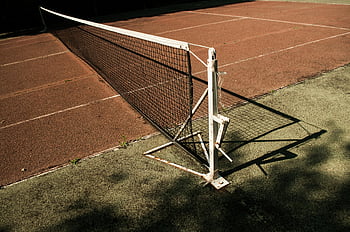 rete da tennis, Corte deserta, ombre ricche, luce del sole, avvicinamento, Obiettivo del tennis bianco, sport all'aperto, campo da tennis, Post netto, attrezzatura sportiva, area ricreativa
