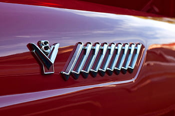 ビンテージの赤い車、 V8クロムエンブレム、 古典的なスタイル、 贅沢、 詳細なビュー、 クロム色の金属、 ビンテージカーの紋章、 赤い車の詳細、 クラシックカー、 豪華なエンブレム、 クロムツール