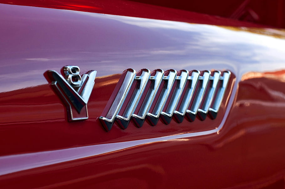 vinobraní červené auto, V8 Chrome Emblem, klasický styl, luxus, Podrobný pohled, Chrome-Colored Metal, Emblem vintage automobilu, Detail červeného vozu, klasické auto, Luxusní znak, Chromové nástroje
