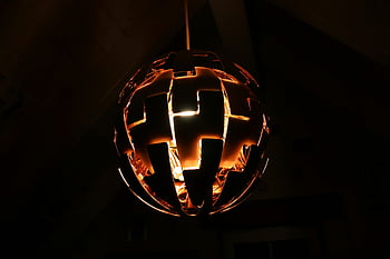 lampada a sospensione accesa, lampada a sospensione moderna, Design Artistico, luminoso calorosamente, illuminazione interna, lampada da vicino, luce calda, lampada a sospensione per interni, illuminazione moderna, lampada a sospensione artistica, arredamento interno