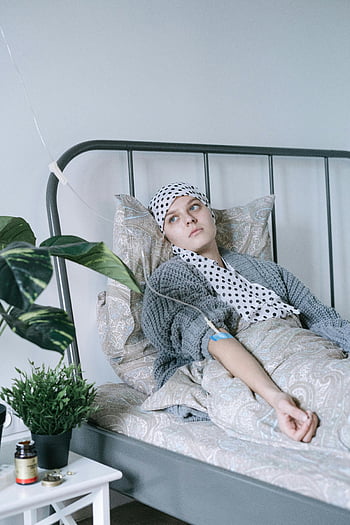 nemocná žena, Polka Dots Headscarf, ležet na posteli, pacient s rakovinou, nemocniční postel, iv kapání, klidné nastavení, Odpočívá žena, zdravotní péče, pokojové rostliny