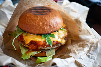 hamburger, cheeseburger, Gurmánský burger, detailní fotografie, opékané buchty, listový salát, rukola, sýr, Delicious Burger, fotografování potravin, Burgerovy zálivky