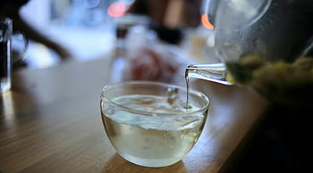 pichet en verre clair, liquide versant, coupe en verre clair, Thé à la vapeur, verre transparent, table en bois, photo en gros plan, thé à thé, théière en verre, boisson chaude, l'heure du thé