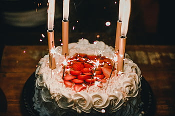 születésnapi torta, gyertyák, elegáns sütemény, eper tetejű sütemény, csillagszóró gyertyák, ünnepi sütemény, örömteli légkör, Ünnepi torta, torta gyertyákkal, torta díszítés, sütemény szamócával