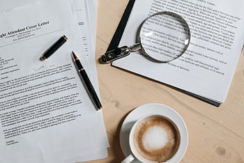 café, bolígrafo, lupa, papeles, aplicacion de trabajo, documentos, escritorio de madera, vista superior, carta de presentación, portapapeles, capuchino