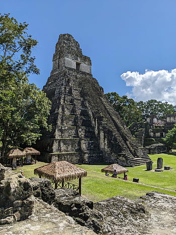 tikal, Chrám velkého jaguára, Guatemala, Starověké mayské ruiny, svěží zeleň, archeologické naleziště, Národní park Tikal, Mayská architektura, historický mezník, cíl cesty, Střední Amerika