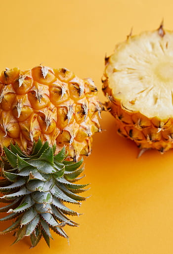 ananas, na polovinu ananasu, žlutý stůl, exotické ovoce, zralý ananas, Živé žluté pozadí, copyspace, tropické ovoce, Ananas Half, ovocné fotografie, fotografování potravin