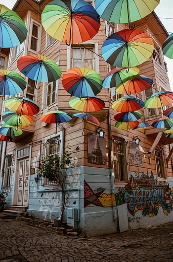 vícebarevné deštníky, hnědý dřevěný dům, Vibrující deštníky, Barevný baldachýn, Graffitied Street, Istanbul, pouliční umění, městské výzdoby, venkovní umění, Kulturní výzdoba, Duhové deštníky