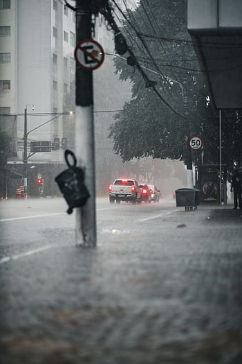 aguaceiro, cidade, rua urbana, chuvas fortes, carros, placas de rua iluminadas, cena mal-humorada, pavimento molhado, Sinais de transito, dia chuvoso, paisagem urbana