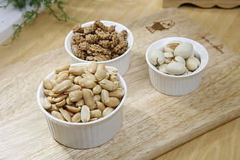noccioline, ciotola in ceramica bianca, tagliere di legno, presentazione del cibo, avvicinamento, noci marroni, arachidi, anacardi, Noci, spuntini salutari, fotografia di cibo