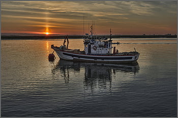 Fischtrawler, Ruhige Ozeanwasser, atemberaubender Sonnenuntergang, Boot auf dem Wasser, Tageszeit, Sonnenuntergangszene, Meerblick, Segelboot, Wasserreflexion, Serene Wasser, Sonnenuntergang Landschaft