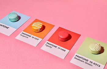 macarons francesi, Carte Pantone, Macaron vibranti, Campioni di colori Pantone, sfondo rosa, mandarino, Tigertilly, seafoam verde, abbinamento di colore, fotografia di cibo, colori pastello