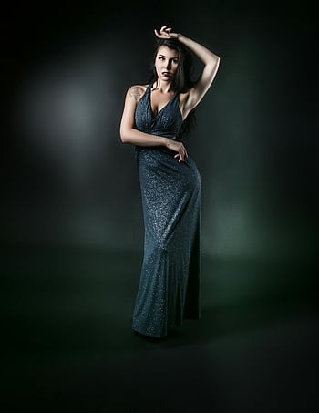kobieta stojąca, szara sukienka SUDRPLICE, sukienka bez rękawów, Elegancki portret, stylowa kobieta, Efektowna wieczorowa suknia, Mroczna suknia wieczorowa, Modne zdjęcia, Portret pełnometrażowy, elegancka poza, oświetlenie studyjne