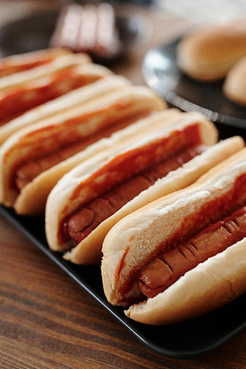 hotdog sendviče, Černý podnos, chutná párky v rohlíku, kečup, příležitostné jídlo, grilování, párky v rohlíku, sendvičové buchty, fotografování potravin, příprava jídla, grilované párky v rohlíku