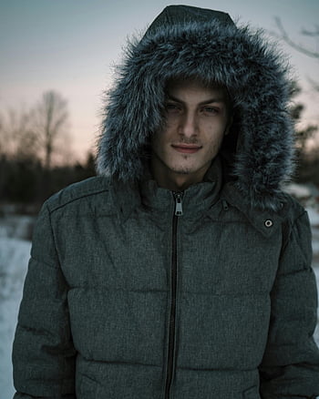 giacca grigia con cerniera da uomo, cappotto invernale, cappuccio di pelliccia, paesaggio innevato, Jasper Canada, moda all'aperto, Abbigliamento per clima freddo, moda invernale maschile, abbigliamento all'aperto, giacca invernale, abbigliamento da uomo