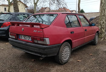 アルファロメオ、 33、 1989年、 赤い車、 シャロンシュールソーヌ、 1.5エンジン、 105 HP、 駐車中の車、 背面図、 ナンバープレート、 木