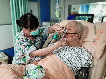 ナース、 上級患者、 酸素マスク、 病院用ベッド、 患者ケア、 医療サポート、 医療従事者、 高齢者のケア、 医療支援、 病室、 患者治療