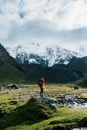 kvinne turgåer, ryggsekk, snødekte Andesfjell, cusco-regionen, fjelllandskap, utendørs eventyr, reisefotografering, naturskjønn utsikt, naturutforskning, turgåer i fjell, snødekte topper