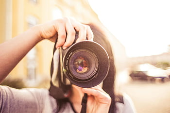woman photographer, gray shirt, DSLR camera, photo shoot, bright daylight, outdoor photography, young woman, camera lens, daytime photography, female photographer, daylight photography