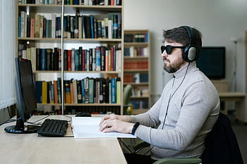 blind mann, hodetelefoner, Punktskriftbok, datamaskin, Bibliotekinnstilling, synshemmede, Hjelpemiddelteknologi, lesning, studere, arbeidsmiljø, tilgjengelighet