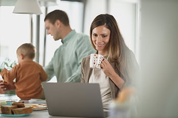 lavoro, famiglia, genitori, madre, prima colazione, mattina, caffè, il computer portatile, casa, ufficio, attività commerciale