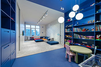 gyermek játszószoba, színes játszószoba, modern kék polcok, kerek világítás, tágas játszószoba, Könyvek és játékok, apartman játszószoba, beltéri játszótér, kék szőnyeg, játszószoba tervezés, Gyerekek játszószoba